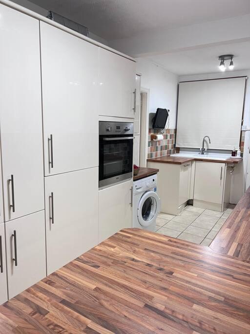 Spacious 3 Bed Flat - Beach Nearby - No Pets Southend-on-Sea Exterior photo