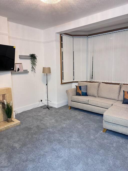 Spacious 3 Bed Flat - Beach Nearby - No Pets Southend-on-Sea Exterior photo