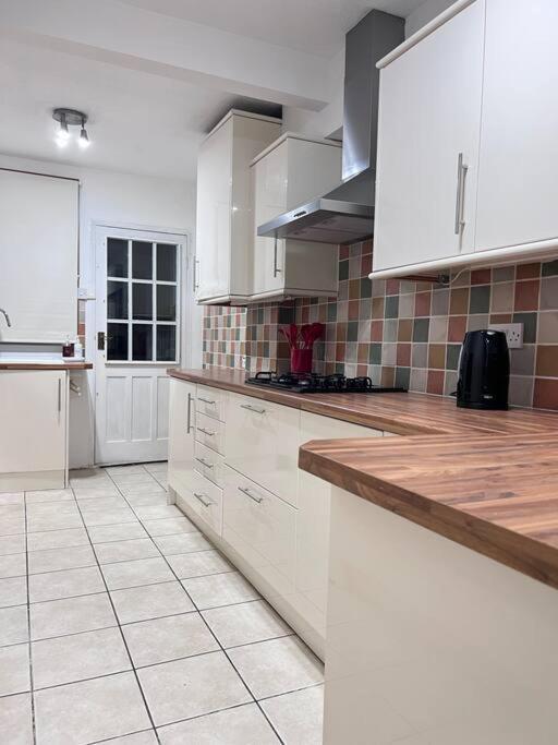 Spacious 3 Bed Flat - Beach Nearby - No Pets Southend-on-Sea Exterior photo